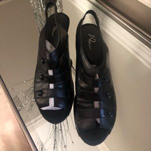 Black sandals, heels, aerosoles. Very comfortable.